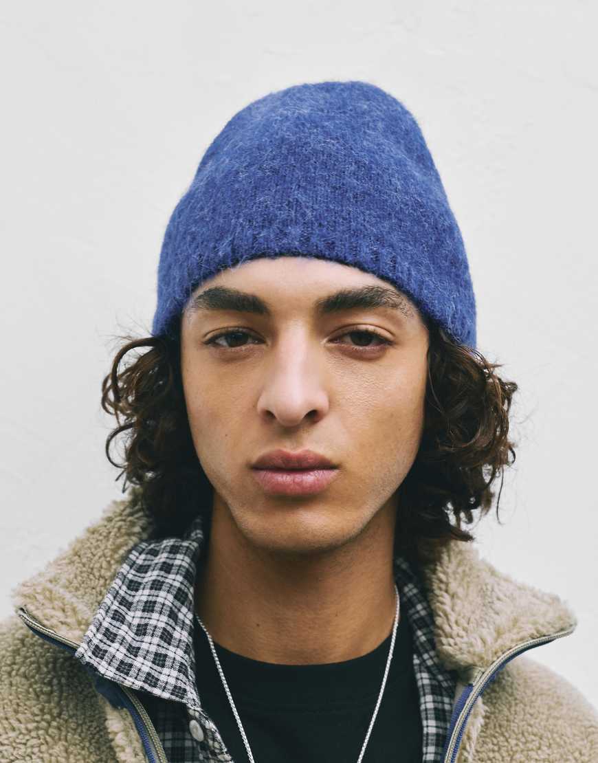 Pull & Bear - Strickmütze aus flauschigem Strick in Blau von Pull & Bear