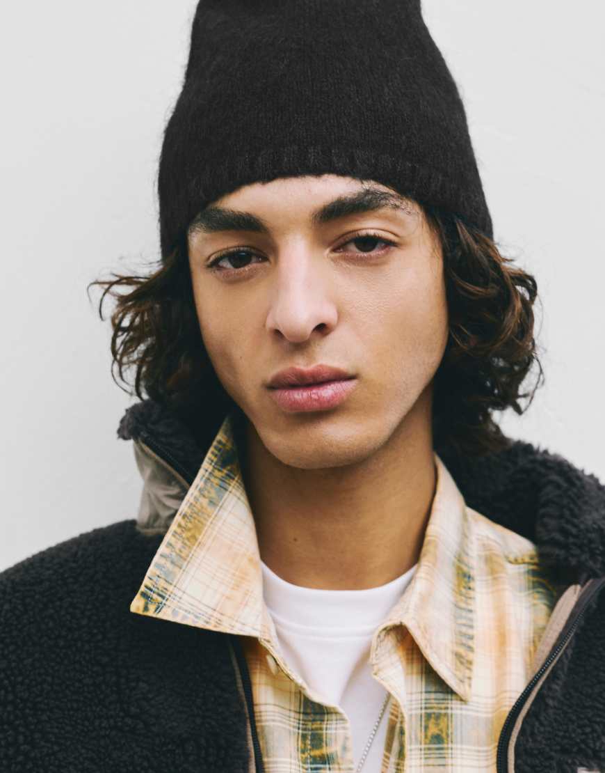 Pull & Bear - Strickmütze aus flauschigem Strick in Schwarz von Pull & Bear