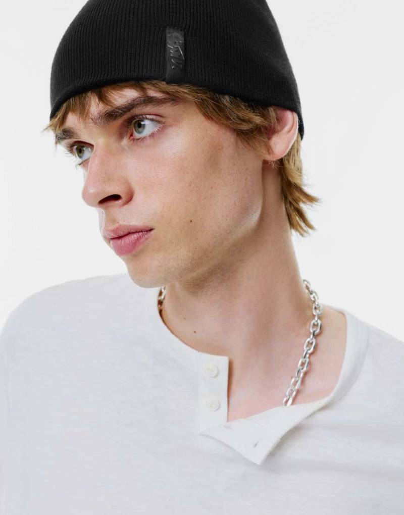 Pull & Bear - Strickmütze in Schwarz mit „Stwd"-Etikett von Pull & Bear