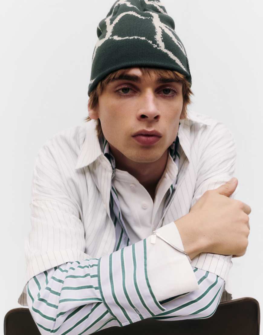 Pull & Bear - Strickmütze in verschiedenen Farben mit Print und „Stwd"-Logo-Bunt von Pull & Bear