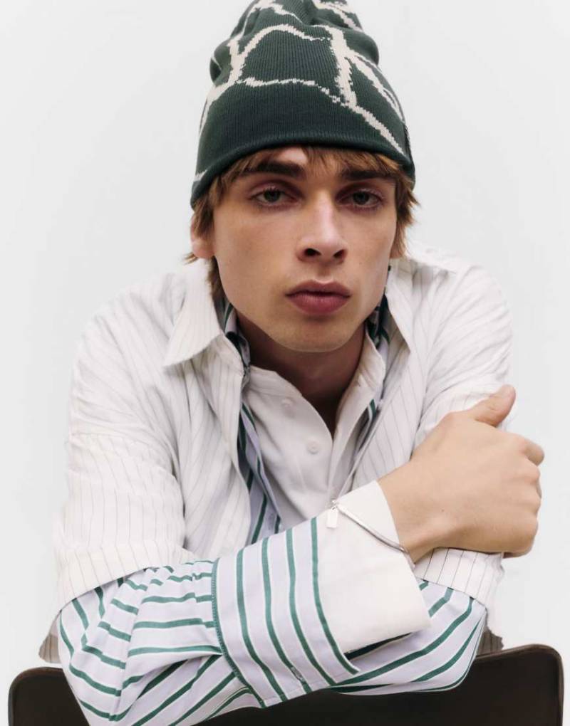 Pull & Bear - Strickmütze in verschiedenen Farben mit Print und „Stwd"-Logo-Bunt von Pull & Bear