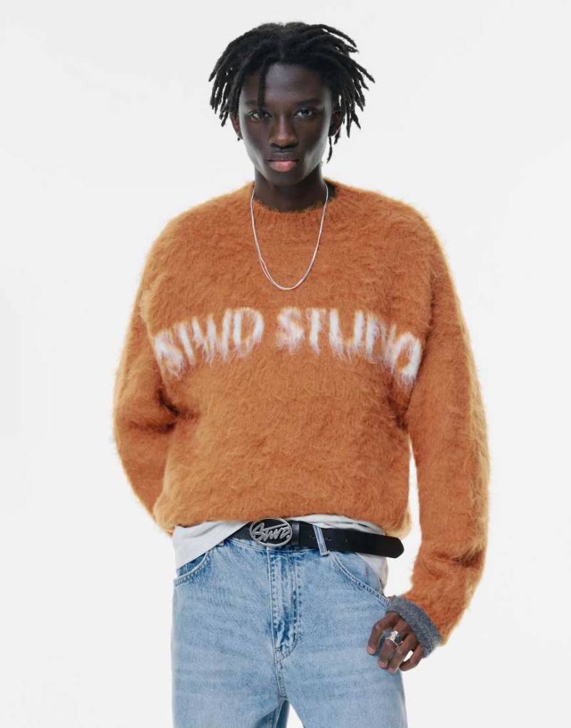 Pull & Bear - Strickpullover aus Kunstpelz in Lehmfarben mit „Stwd Studio"-Schriftzug-Orange von Pull & Bear