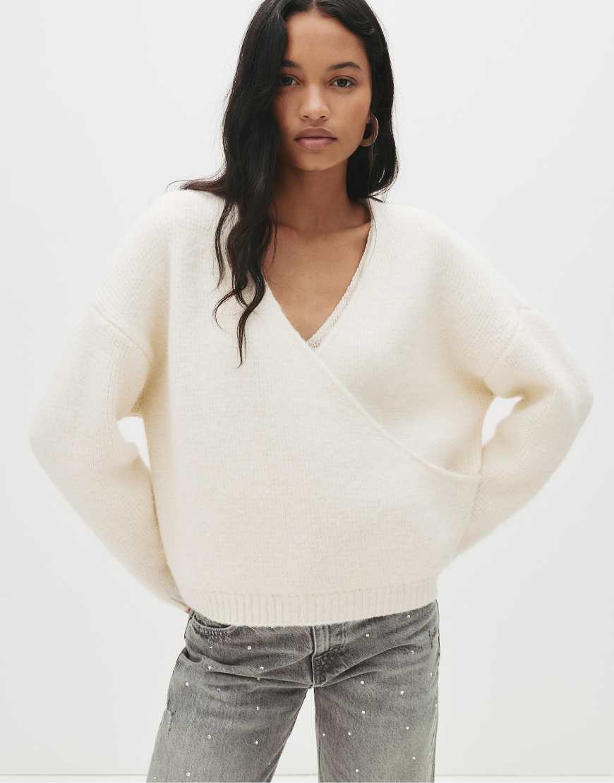 Pull & Bear - Strickpullover in Beige mit überkreuztem Ausschnitt-Neutral von Pull & Bear
