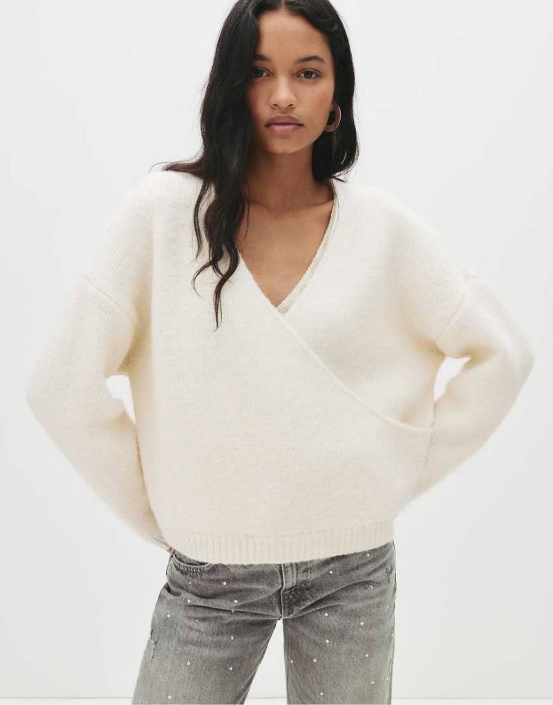 Pull & Bear - Strickpullover in Beige mit überkreuztem Ausschnitt-Neutral von Pull & Bear