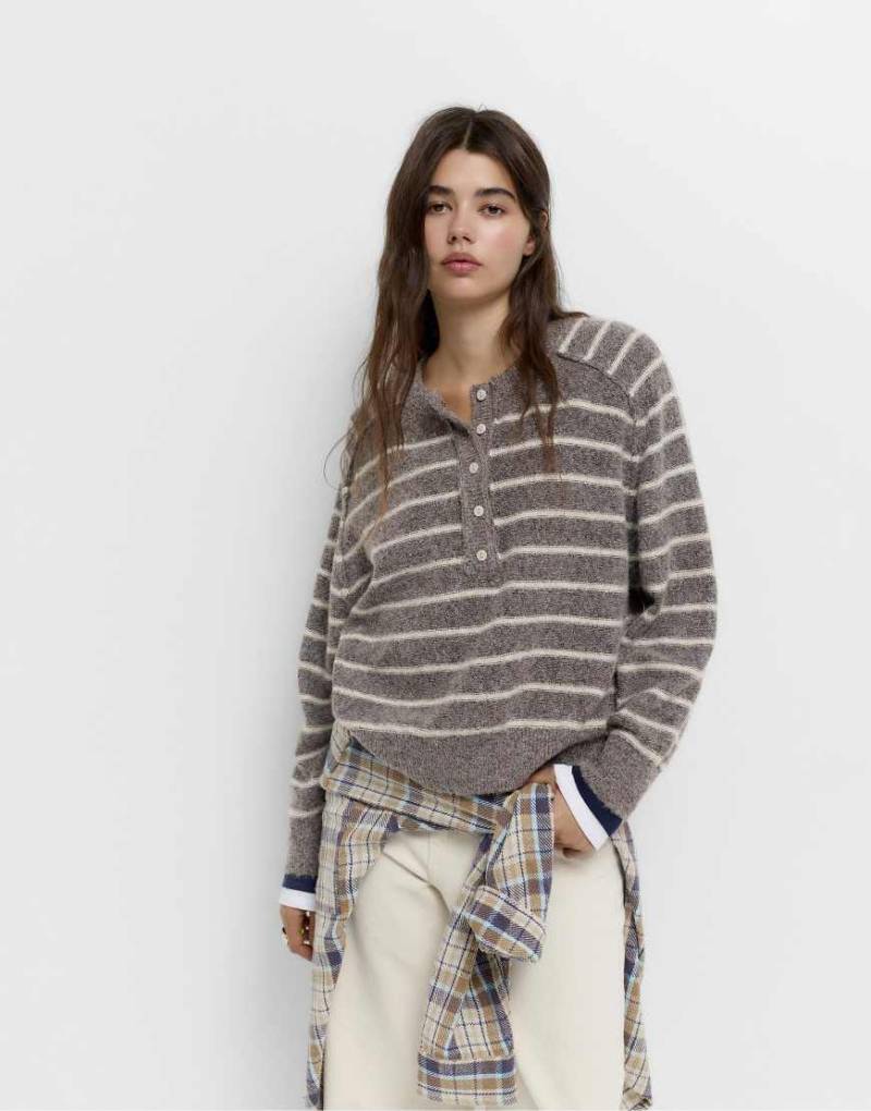 Pull & Bear - Strickpullover in Braun mit Knopfleiste und Ziernaht-Brown von Pull & Bear