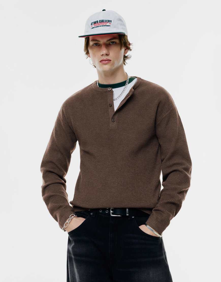 Pull & Bear - Strickpullover in Schokobraun mit Henley-Kragen-Brown von Pull & Bear