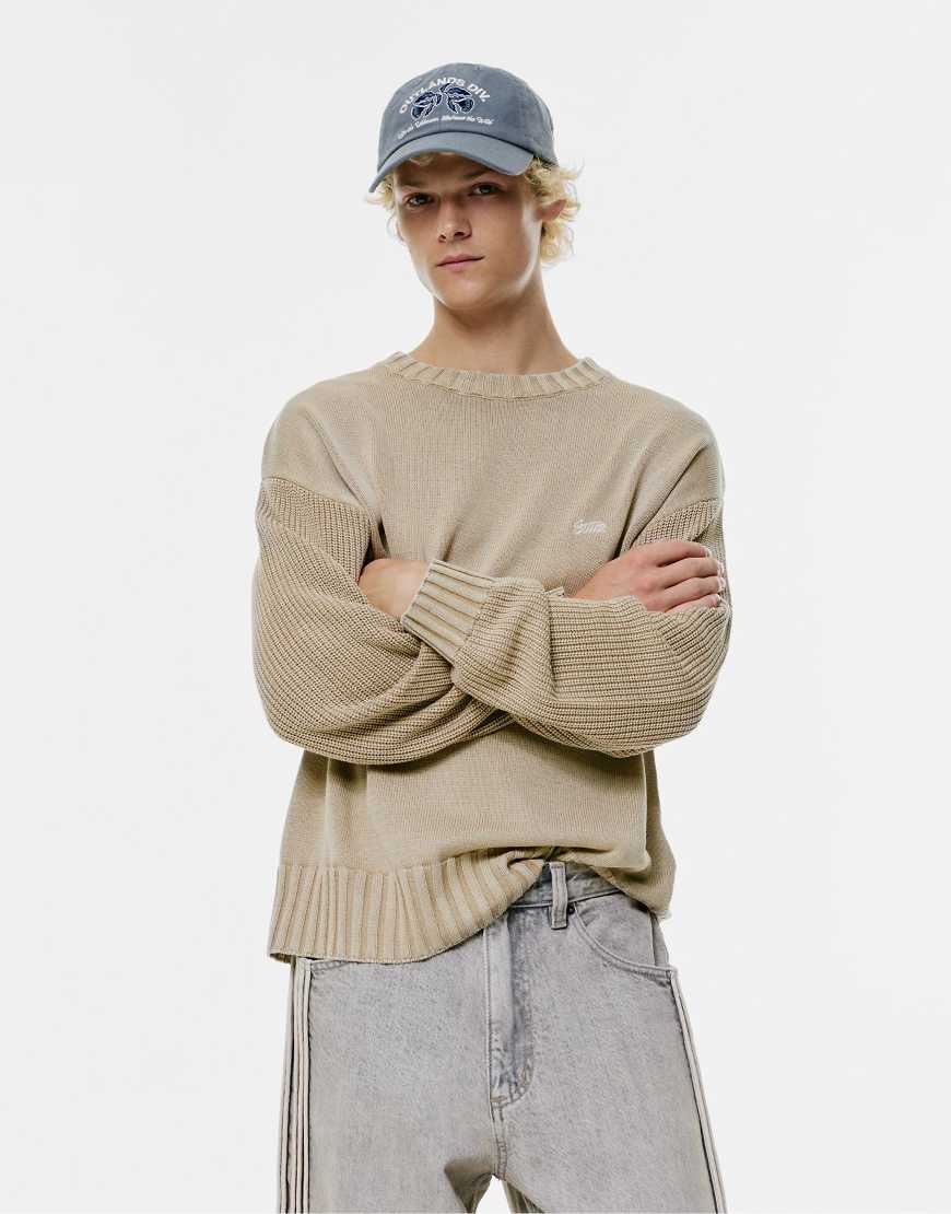Pull & Bear - Strickpullover in sandbeiger Acid-Wash-Optik mit „STWD"-Print-Neutral von Pull & Bear