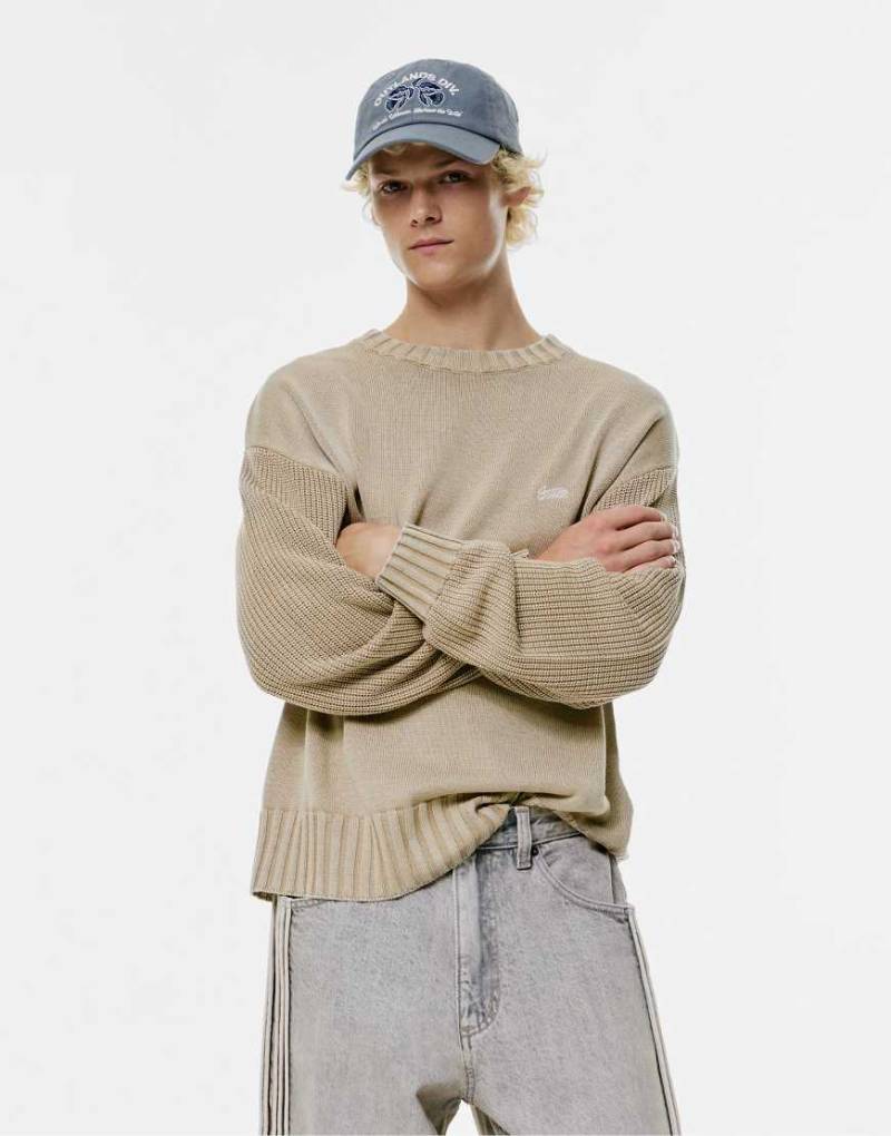 Pull & Bear - Strickpullover in sandbeiger Acid-Wash-Optik mit „STWD"-Print-Neutral von Pull & Bear