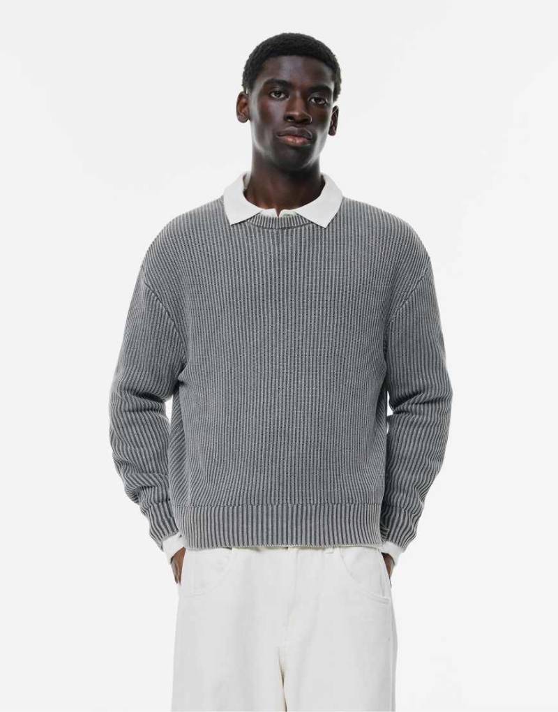 Pull & Bear - Strickpullover in verblasster graublauer Acid-Wash-Optik von Pull & Bear