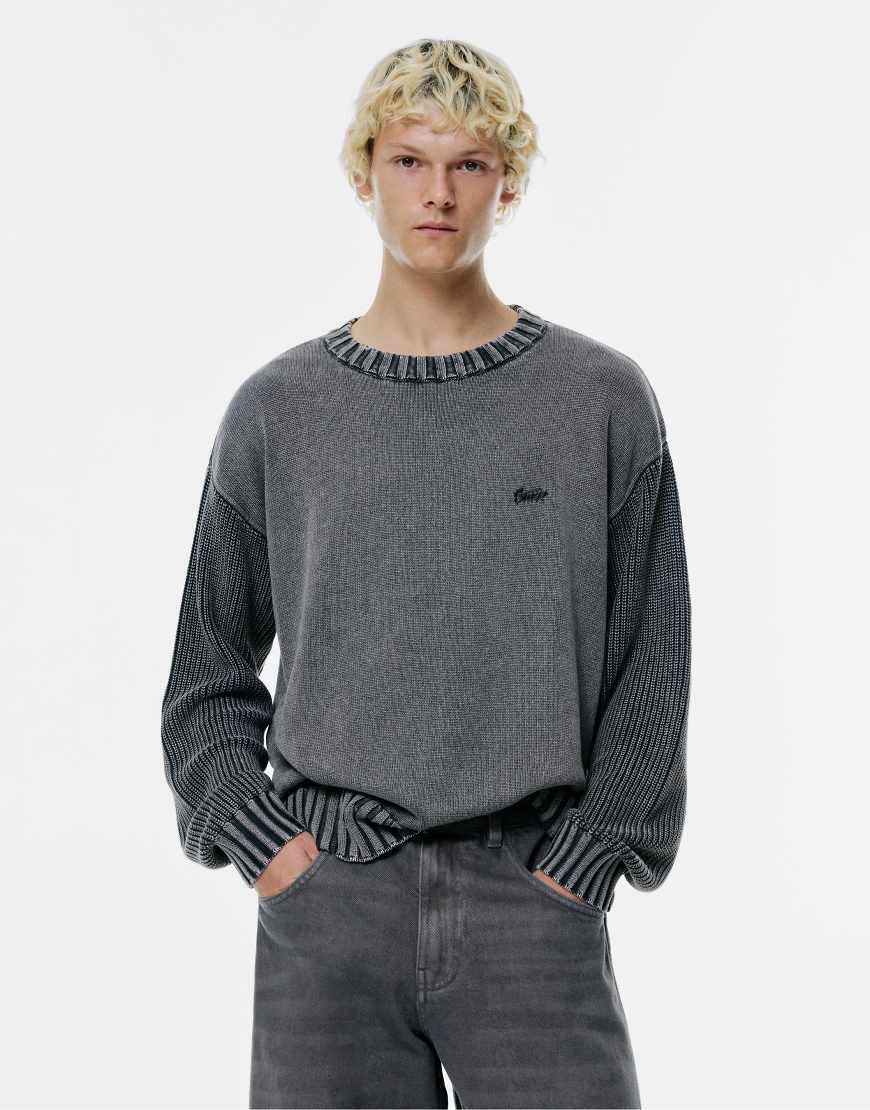 Pull & Bear - Strickpullover in verblasster schwarzer Acid-Wash-Optik mit „STWD"-Print-Grau von Pull & Bear