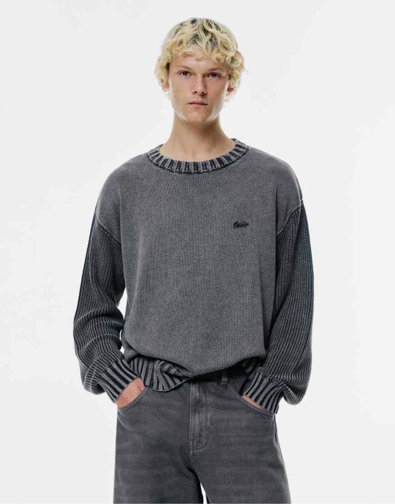 Pull & Bear - Strickpullover in verblasster schwarzer Acid-Wash-Optik mit „STWD"-Print-Grau von Pull & Bear