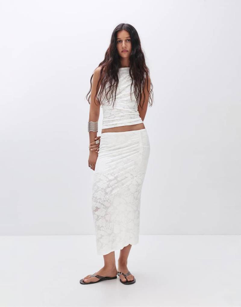 Pull & Bear - Strukturierter Midirock in Weiß von Pull & Bear