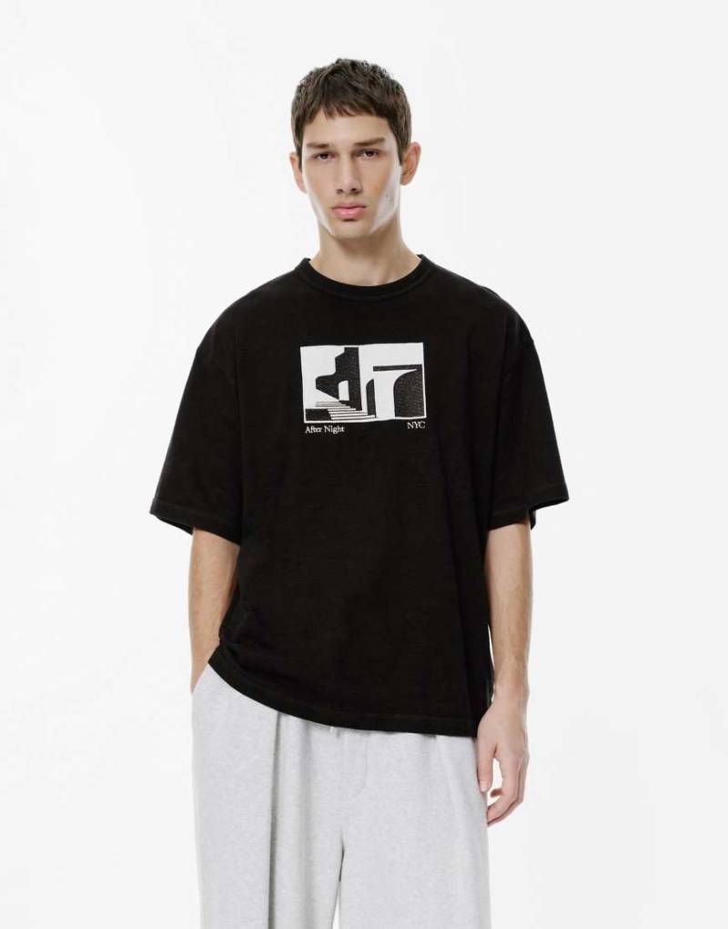 Pull & Bear - Strukturiertes T-Shirt in Schwarz mit Stickerei von Pull & Bear