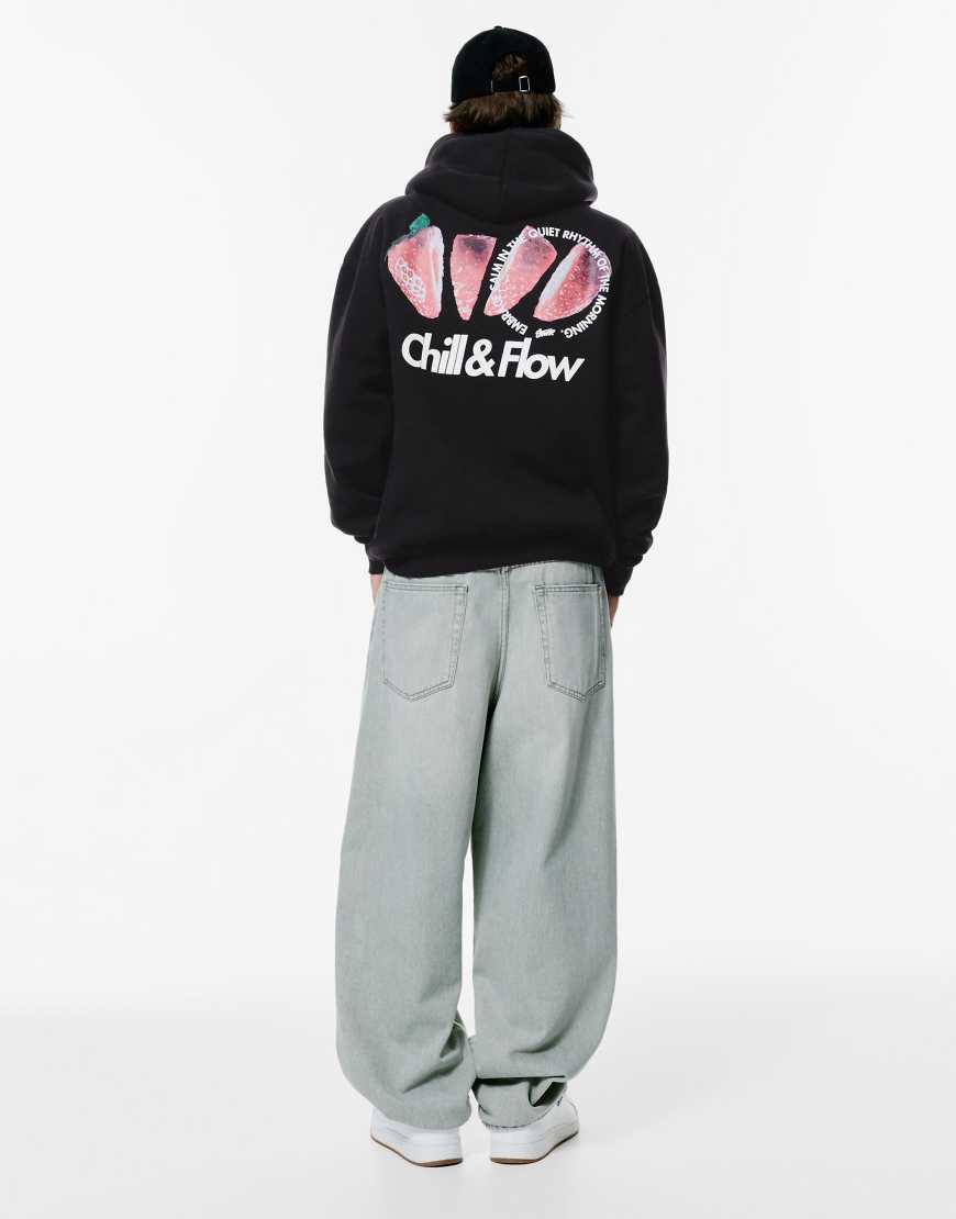 Pull & Bear - Stwd - Kapuzenpullover in Schwarz mit Erdbeer-Print von Pull & Bear