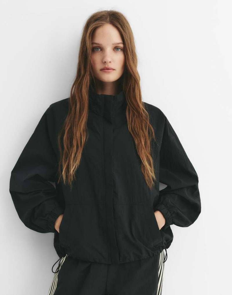 Pull & Bear - Stwd - Leichte Jacke in Schwarz von Pull & Bear