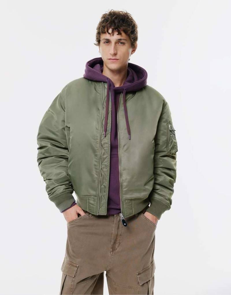Pull & Bear - Stwd - Oversize-Bomberjacke in Khaki-Grün von Pull & Bear