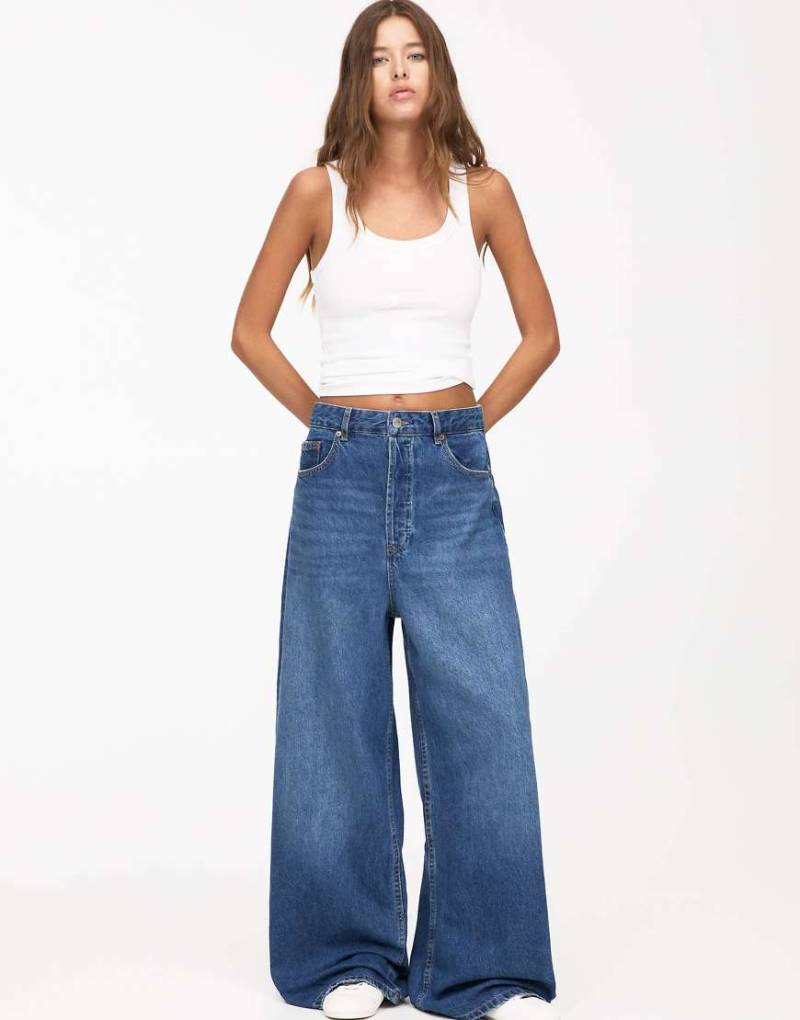 Pull & Bear - Weite Oversize-Jeans in Blau mit weitem Bein von Pull & Bear