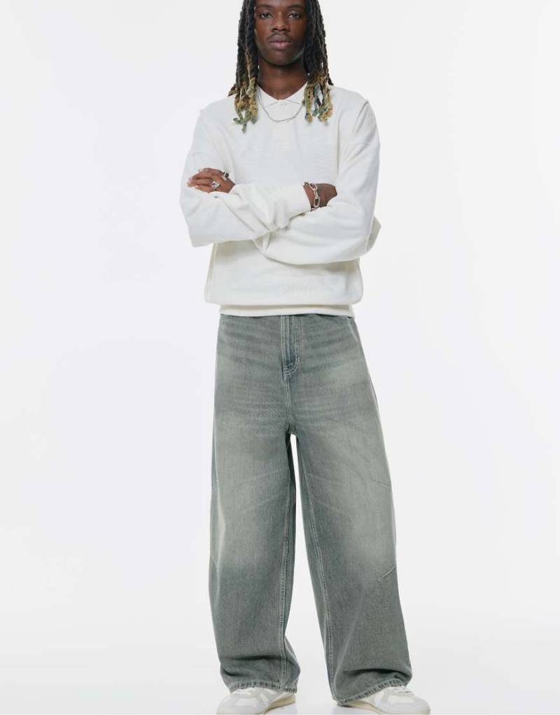 Pull & Bear - Superweite Jeans in Dunkelgrau mit Ziernaht von Pull & Bear