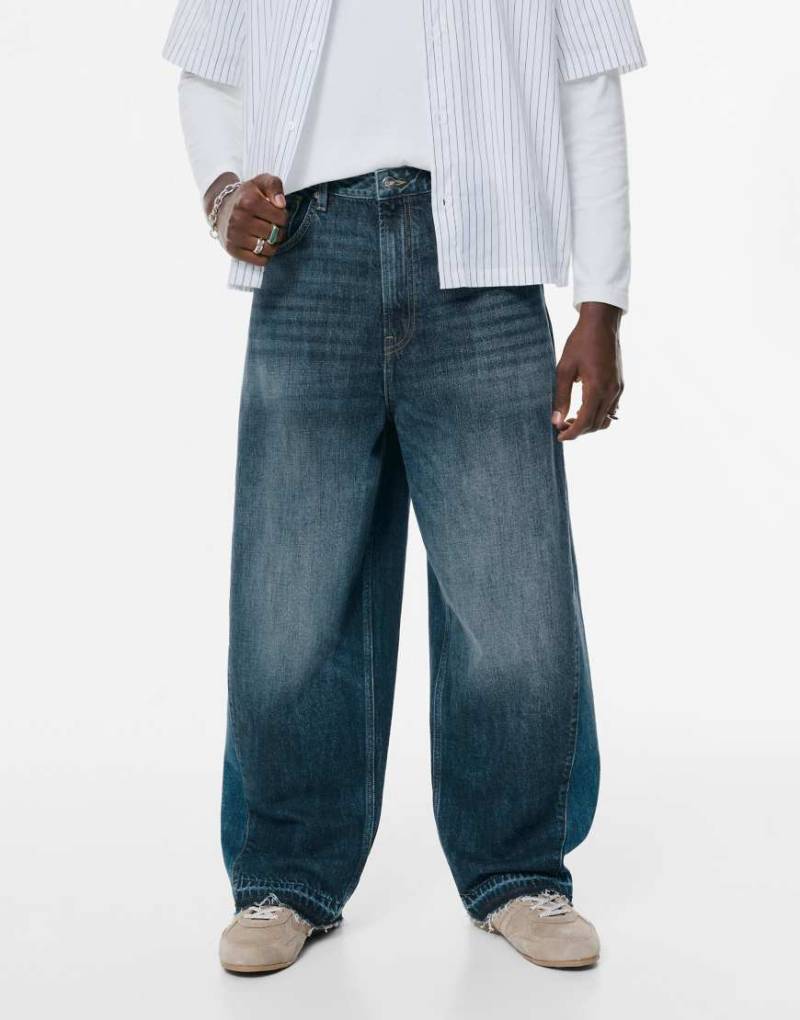 Pull & Bear - Superweite Jeans in Mittelblau mit Kontrast-Einsatz von Pull & Bear