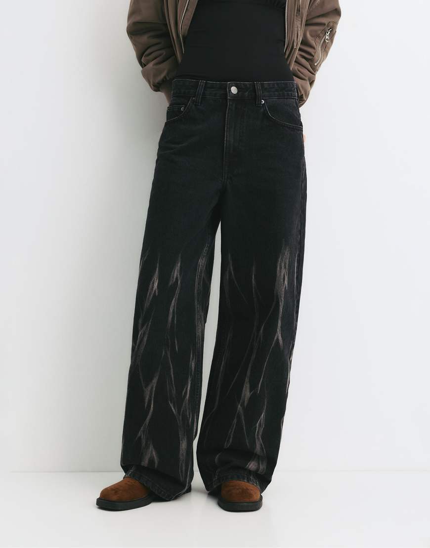 Pull & Bear - Superweite Jeans in Schwarz mit Flammenprint von Pull & Bear