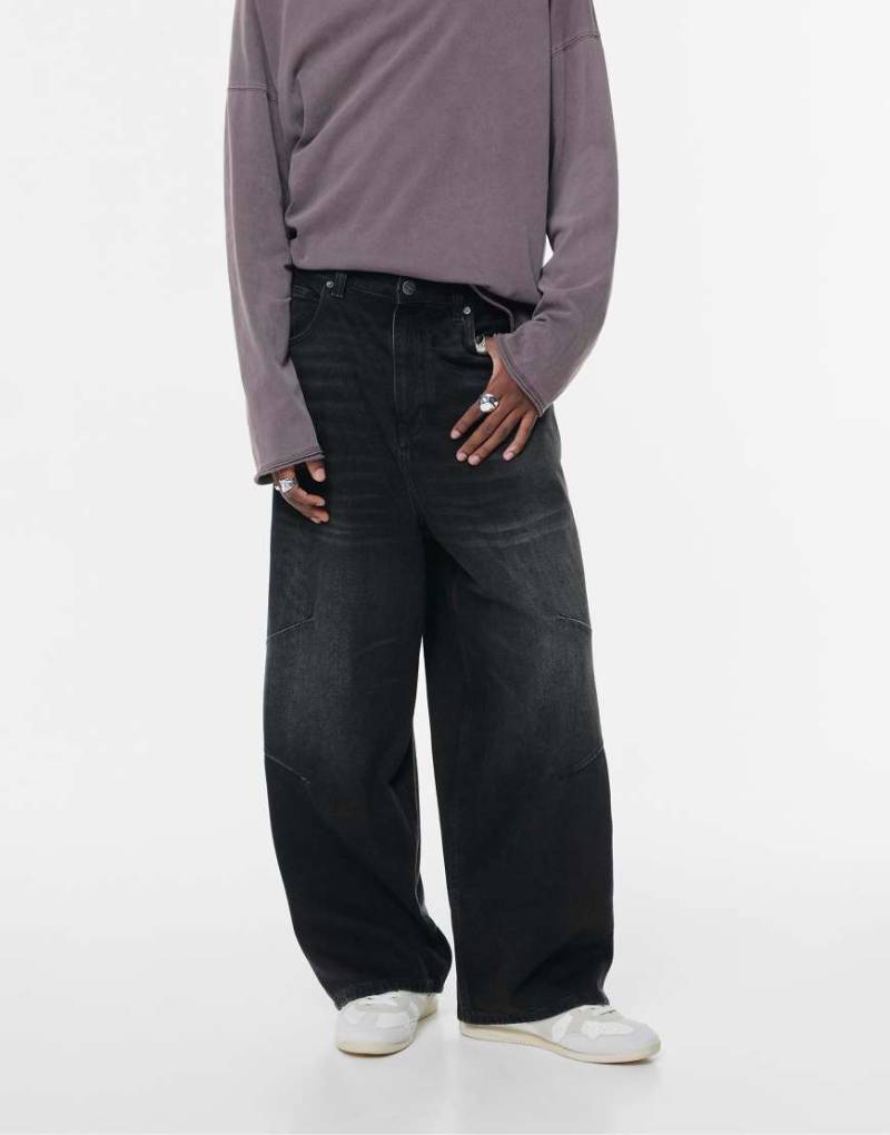 Pull & Bear - Superweite Jeans in verblasstem Schwarz mit Ziernaht-Grau von Pull & Bear