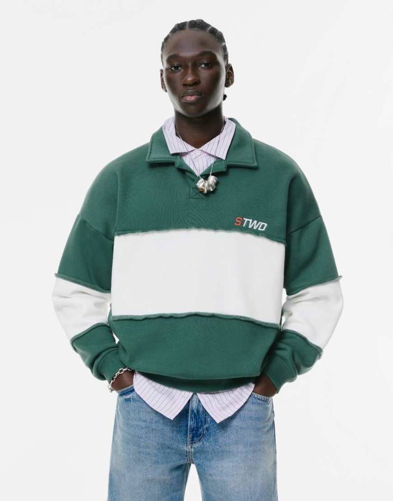 Pull & Bear - Sweatshirt in Flaschengrün mit Einsätzen, Polokragen und „STWD"-Textprint von Pull & Bear