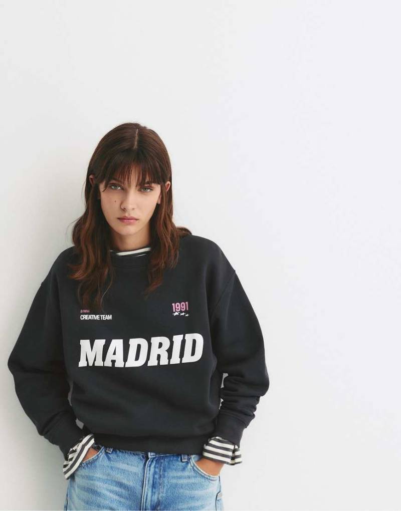 Pull & Bear - Sweatshirt in Grau mit „Madrid"-Print von Pull & Bear