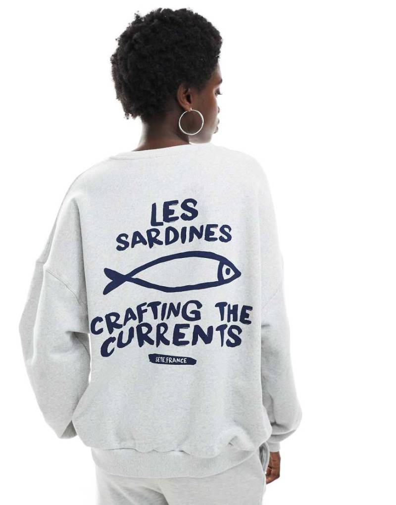 Pull & Bear - Sweatshirt in Hellgrau mit Sardinen-Grafikprint von Pull & Bear