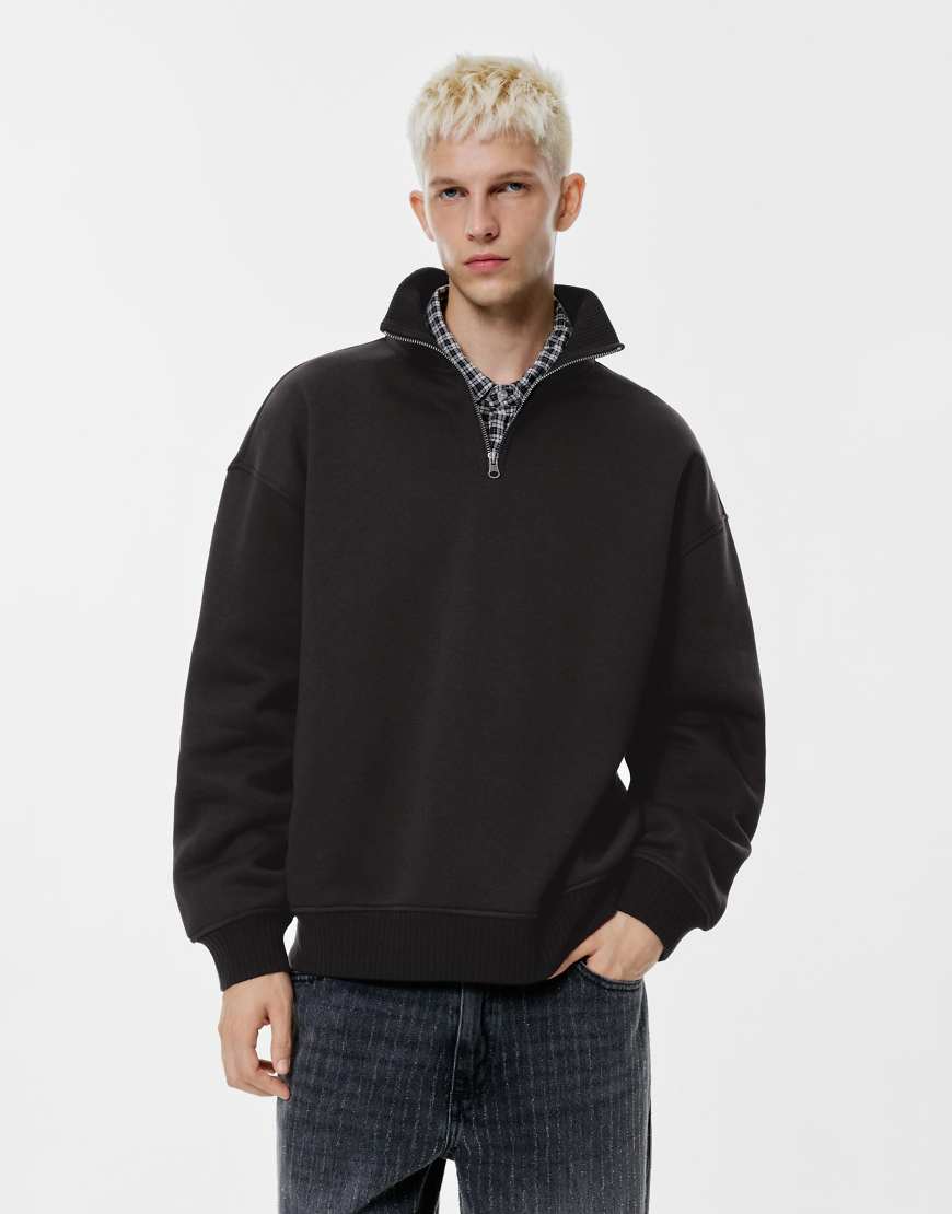 Pull & Bear - Sweatshirt in Schwarz mit geripptem Kragen und Reißverschluss von Pull & Bear