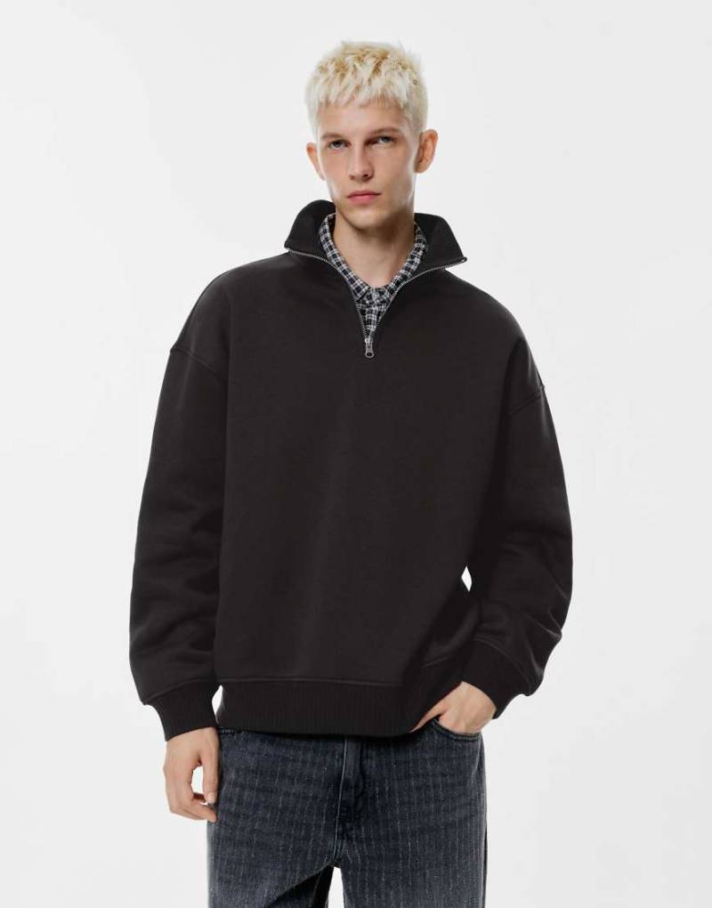 Pull & Bear - Sweatshirt in Schwarz mit geripptem Kragen und Reißverschluss von Pull & Bear