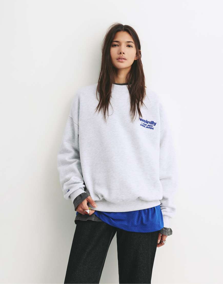 Pull & Bear - Sweatshirt in meliertem Grau mit „Weirdly"-Print von Pull & Bear