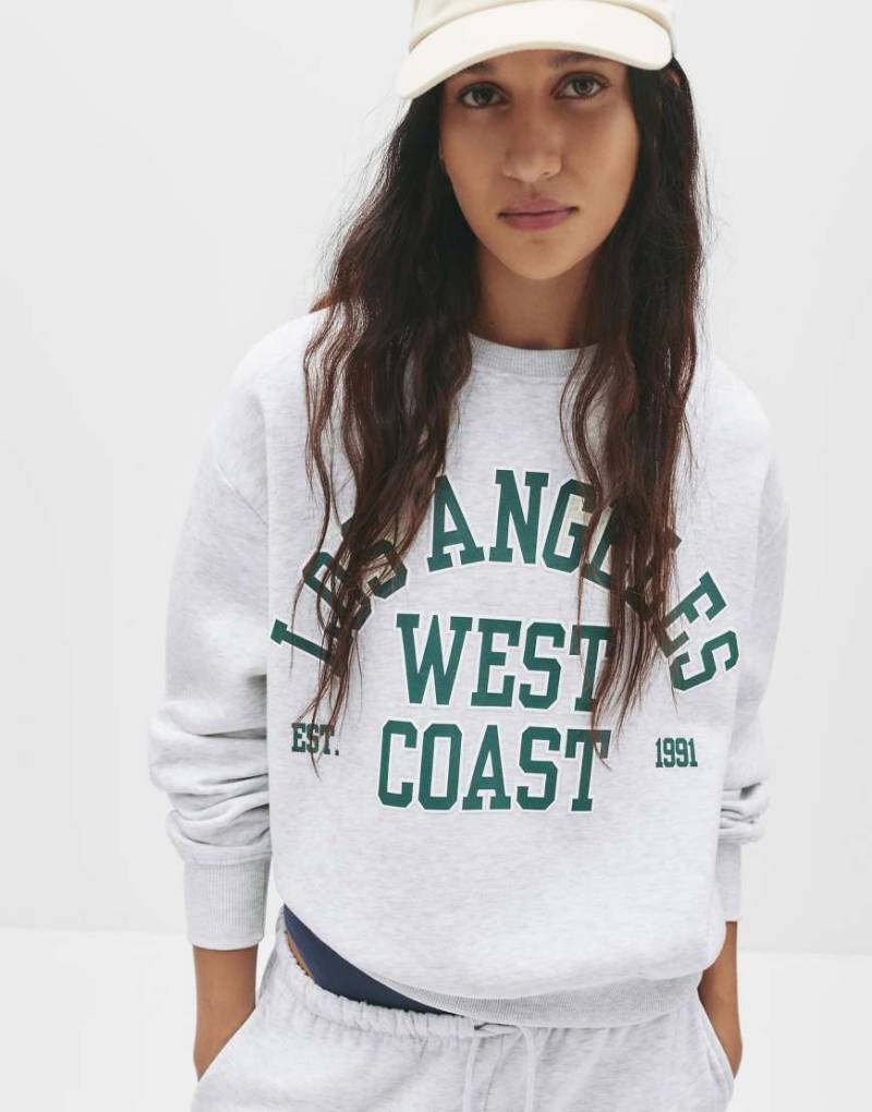 Pull & Bear - Sweatshirt in meliertem Grau mit College-Grafikprint von Pull & Bear