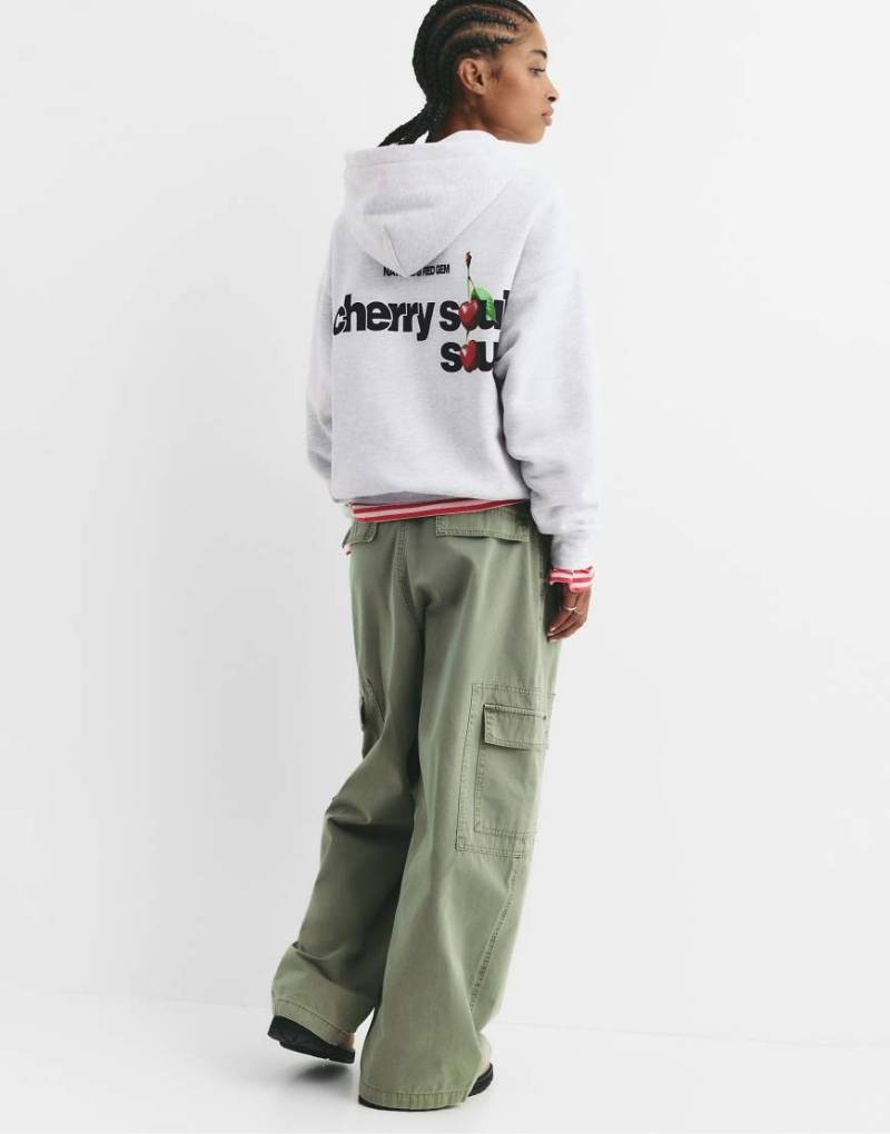 Pull & Bear - Sweatshirt in meliertem Grau mit Kirsche-Grafikprint von Pull & Bear