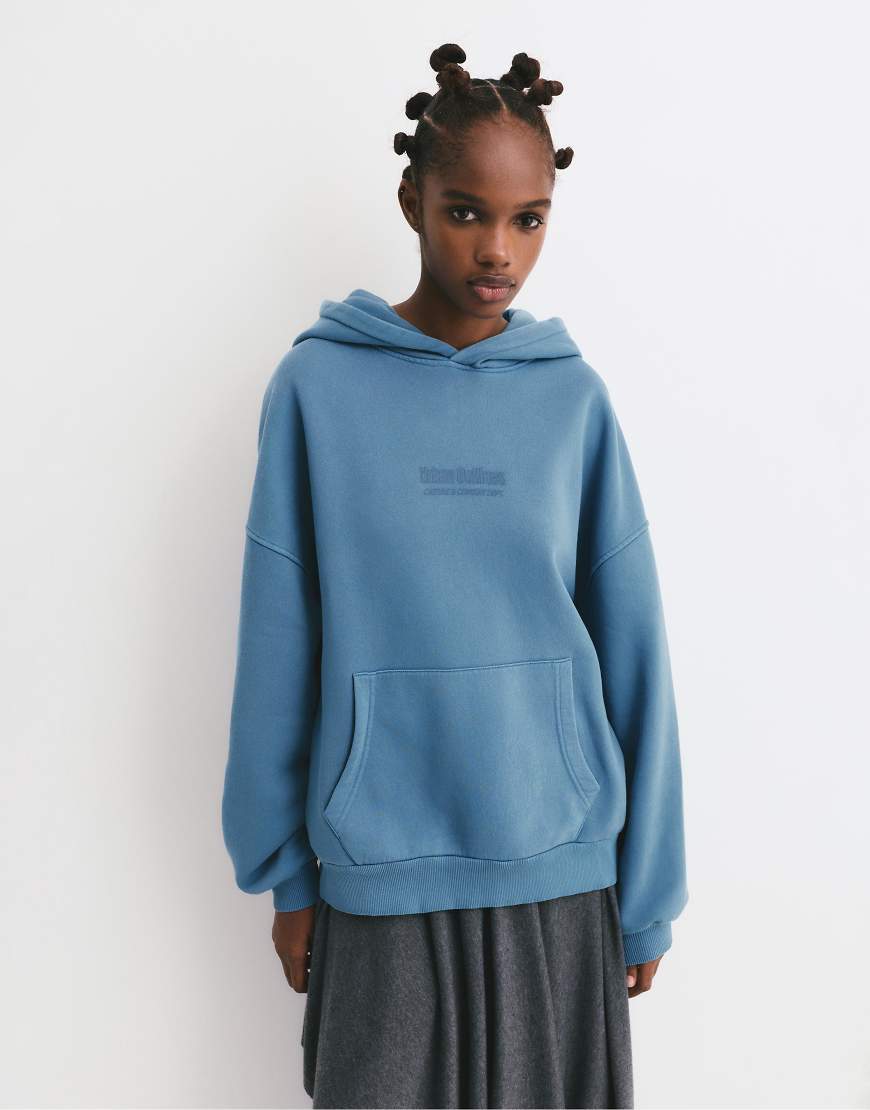 Pull & Bear - Sweatshirt in verblasstem Blau mit Schriftzugeinsatz von Pull & Bear