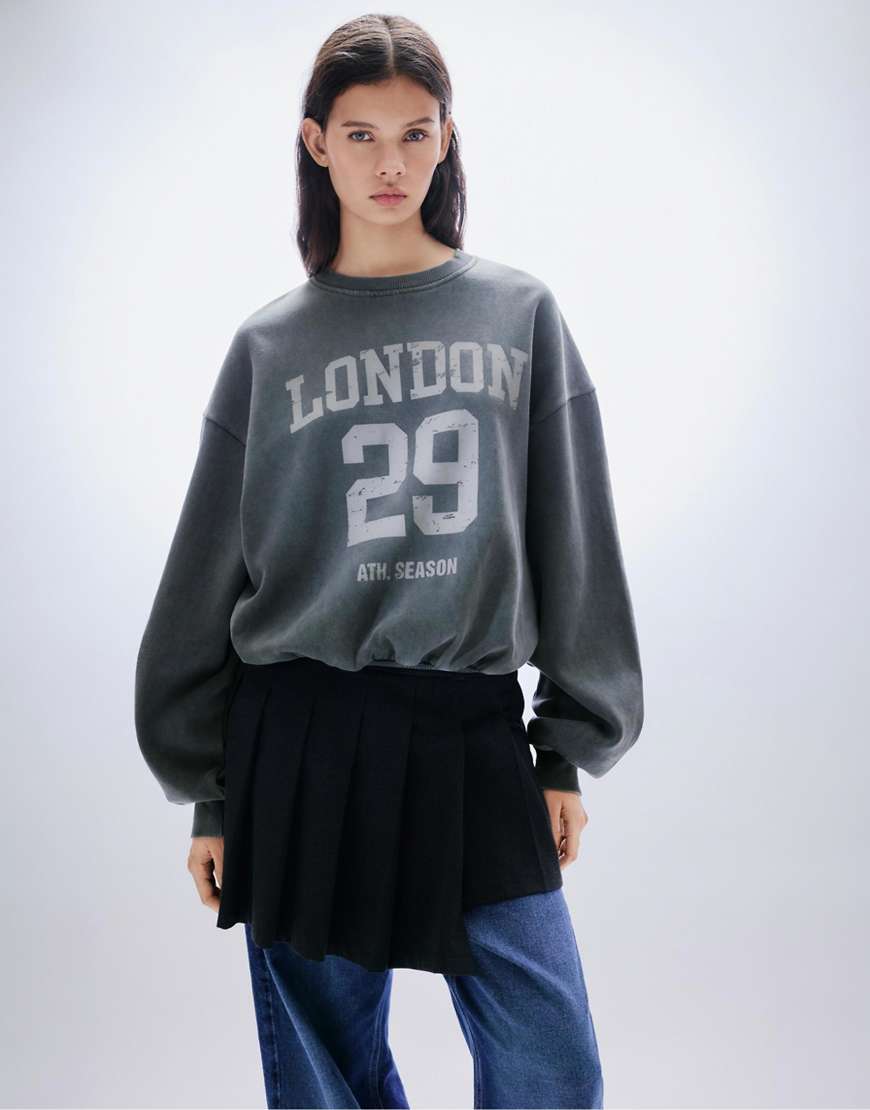 Pull & Bear - Sweatshirt in verblasstem Schwarz mit „London 29"-Print-Grau von Pull & Bear
