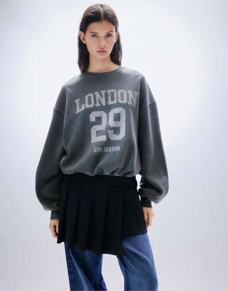Pull & Bear - Sweatshirt in verblasstem Schwarz mit „London 29"-Print-Grau von Pull & Bear