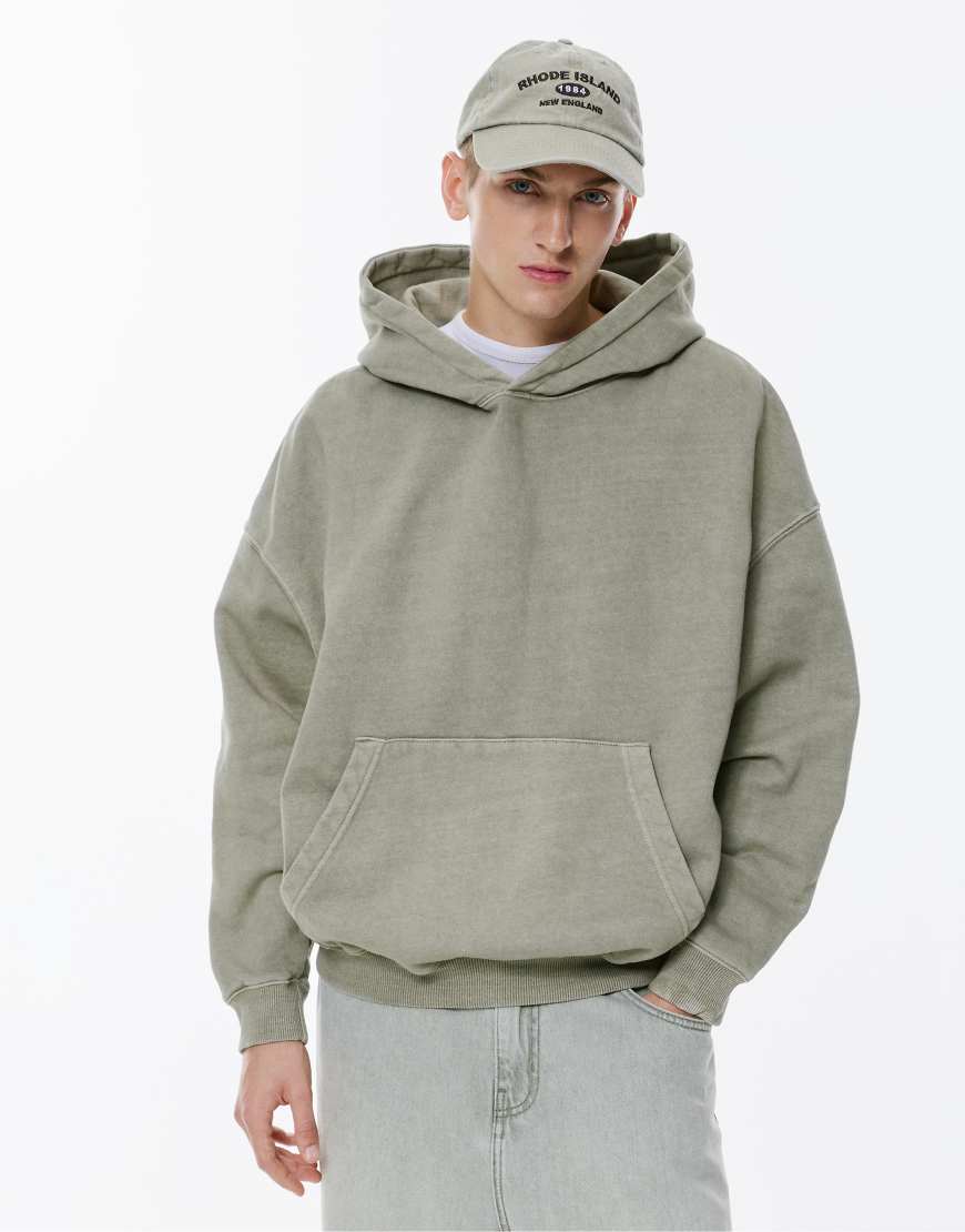 Pull & Bear - Sweatshirt in verwaschenem Perlgrau mit Kapuze und Schriftzug von Pull & Bear