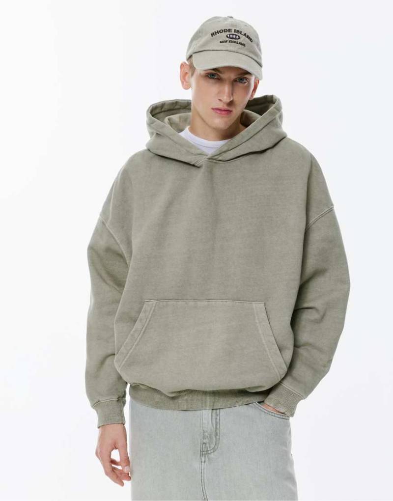 Pull & Bear - Sweatshirt in verwaschenem Perlgrau mit Kapuze und Schriftzug von Pull & Bear