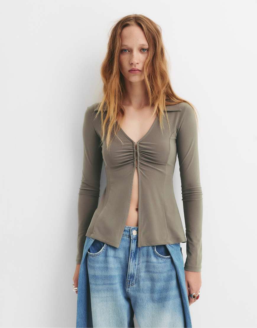 Pull & Bear - T-Shirt-Top in Maulwurfsbraun mit V-Ausschnitt-Brown Pull & Bear - T-Shirt-Top in Maulwurfsbraun mit V-Ausschnitt-Brown von Pull & Bear