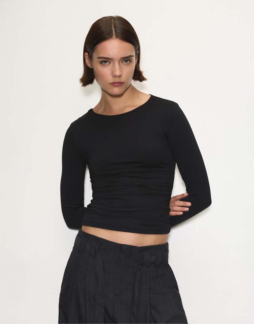 Pull & Bear - T-Shirt aus Polyamid in Schwarz mit Rückenausschnitt von Pull & Bear