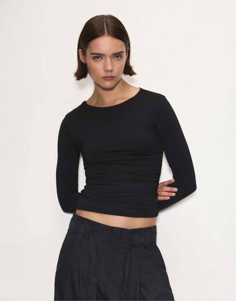 Pull & Bear - T-Shirt aus Polyamid in Schwarz mit Rückenausschnitt von Pull & Bear