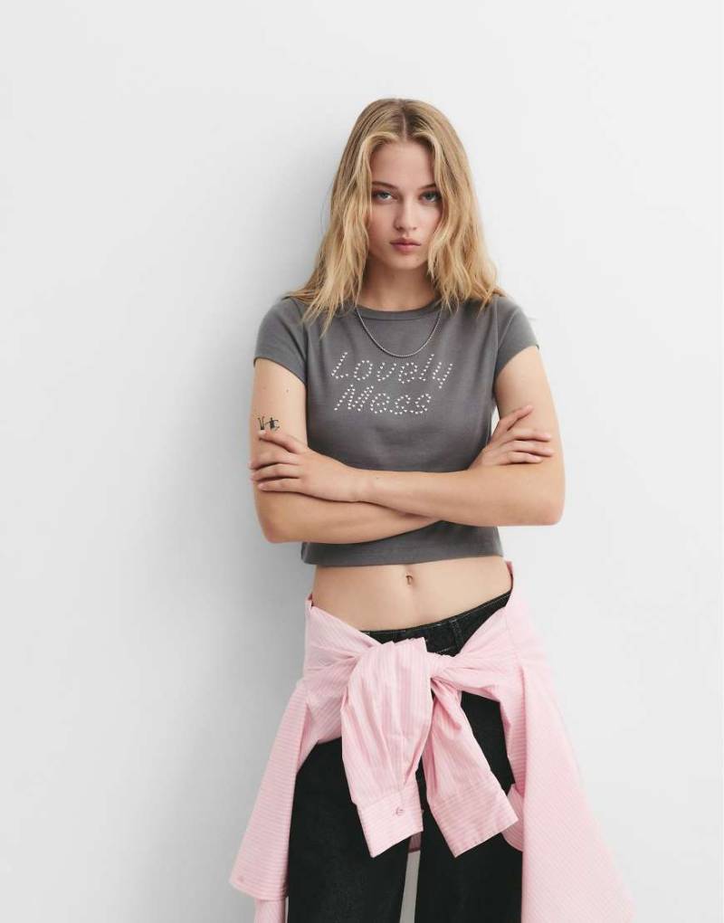 Pull & Bear - T-Shirt in Aschgrau mit Strass-Schriftzug von Pull & Bear