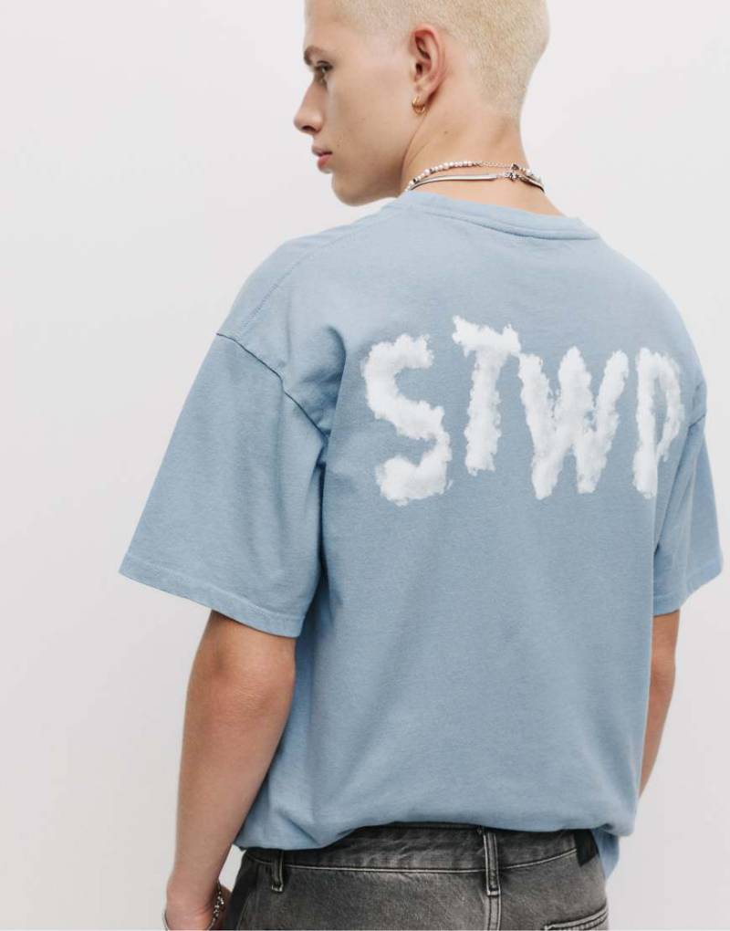 Pull & Bear - T-Shirt in Blau mit „STWD"-Logo im Wolken- und Flugzeug-Design von Pull & Bear
