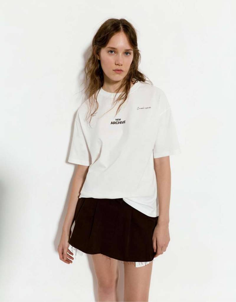 Pull & Bear - T-Shirt in Eisweiß mit „New Archive"-Print von Pull & Bear