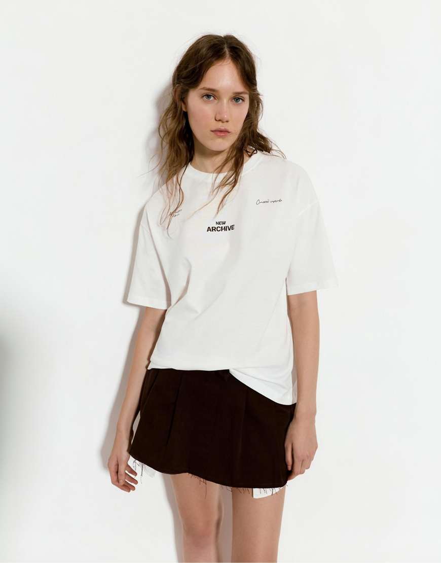 Pull & Bear - T-Shirt in Eisweiß mit „New Archive"-Print von Pull & Bear