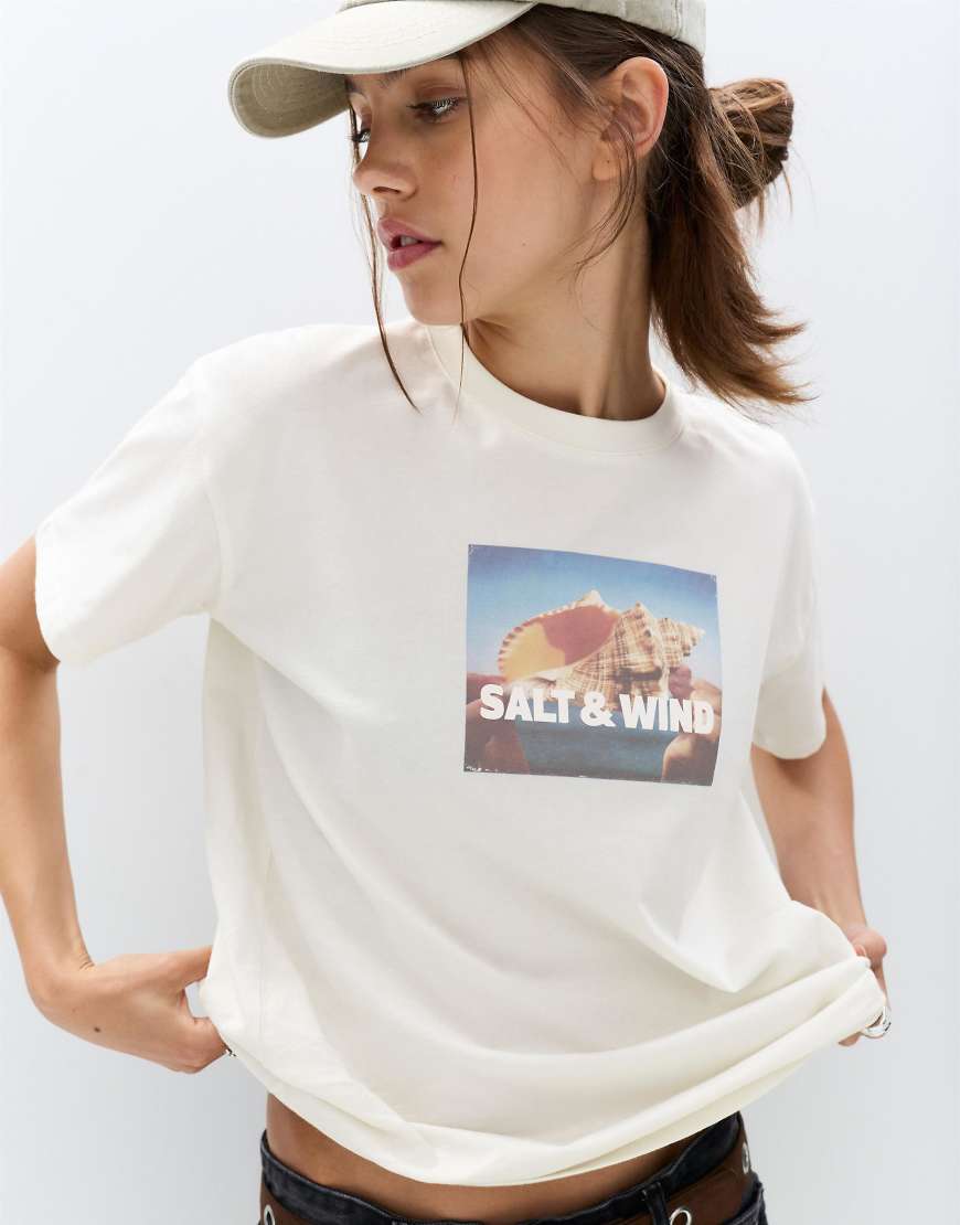 Pull & Bear - T-Shirt in Eisweiß mit Muschel-Foto von Pull & Bear