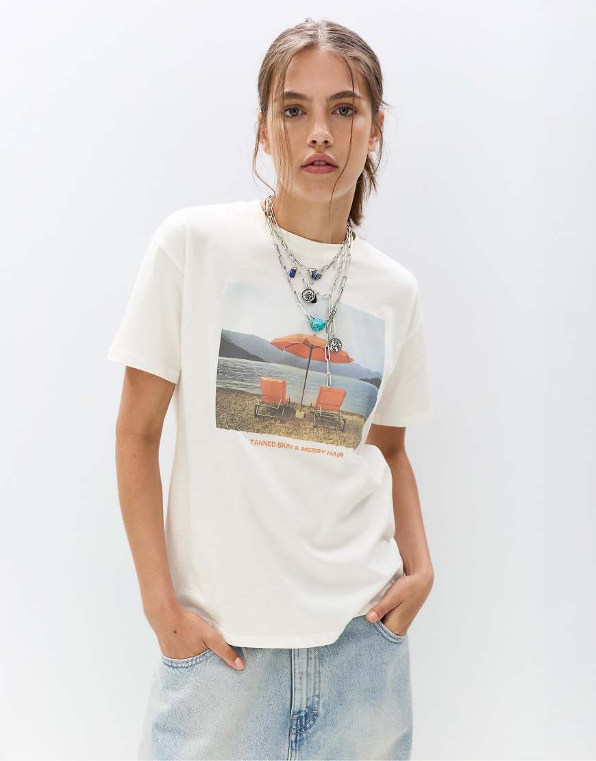 Pull & Bear - T-Shirt in Eisweiß mit Strand-Print von Pull & Bear