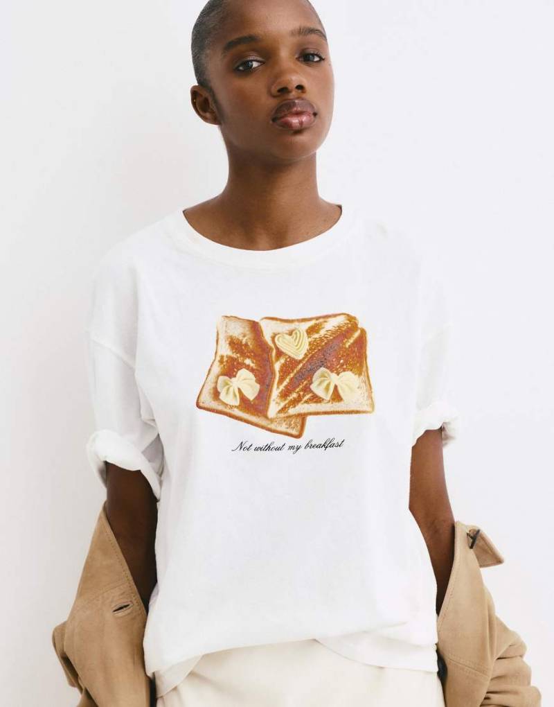 Pull & Bear - T-Shirt in Eisweiß mit Toast-Grafikprint von Pull & Bear