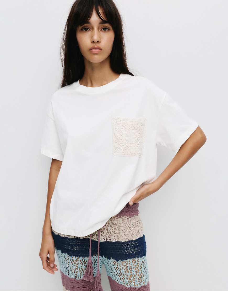 Pull & Bear - T-Shirt in Eisweiß mit gehäkelter Tasche von Pull & Bear