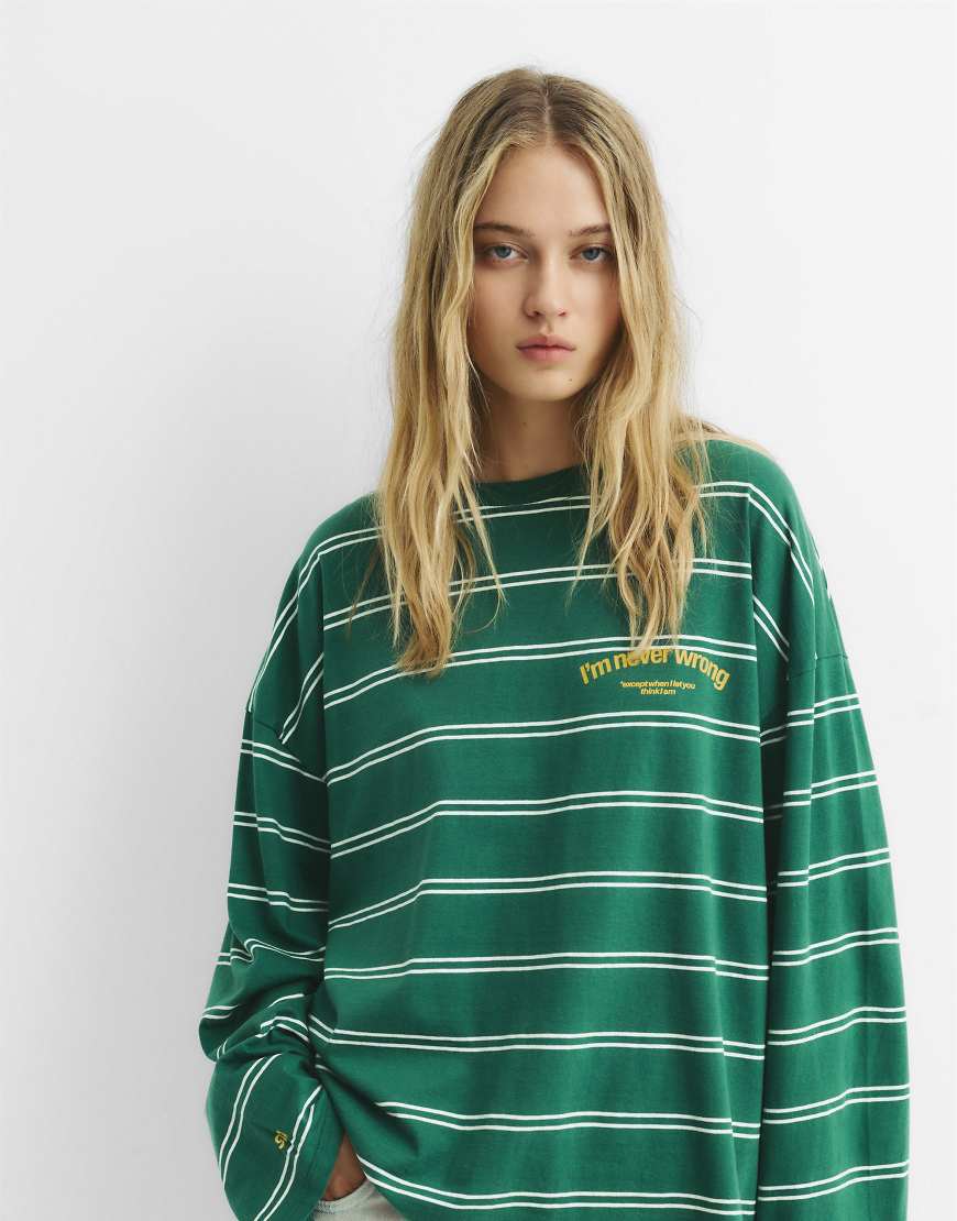 Pull & Bear - T-Shirt in Flaschengrün mit Streifen und Textprint von Pull & Bear